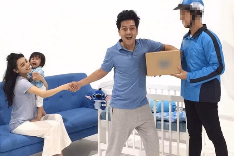 Cặp đôi cùng đóng quảng cáo. Ảnh: Dân Việt