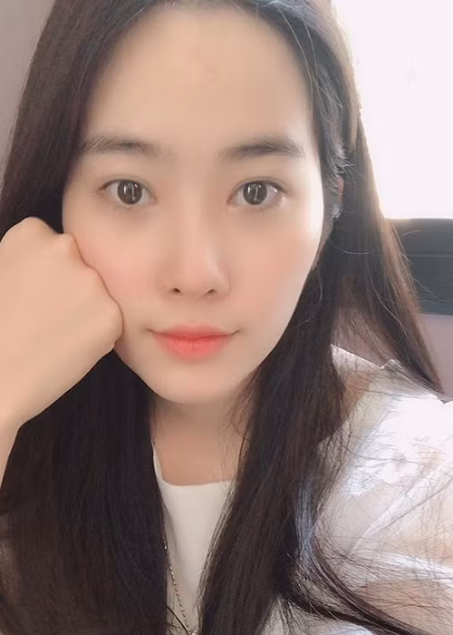 Cách đây không lâu tình cũ tin đồn của Trường Giang khiến showbiz dậy sóng với phát ngôn "Nhiều người mời tôi vào trong phòng còn muốn hiếp tôi nữa. Không hiểu sao những lúc đó có người độ hay sao mà những lúc đấy tôi rất mạnh mẽ, đẩy người ta văng ra rồi chạy. Cũng nhiều lần rồi". Ảnh: FBNV