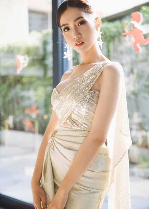 Nhật Hà có xuất phát điểm không giống Hương Giang Idol. Trong khi Hương Giang là ca sĩ dày dặn kinh nghiệm trên sân khấu, Nhật Hà là người mẫu ít tên tuổi sau đó bỏ nghề để chọn cuộc sống không liên quan đến nghệ thuật.