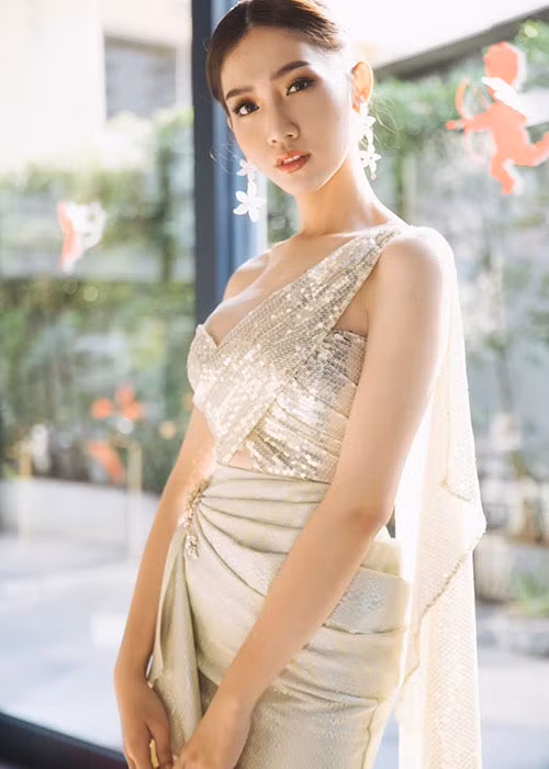 Nhật Hà có xuất phát điểm không giống Hương Giang Idol. Trong khi Hương Giang là ca sĩ dày dặn kinh nghiệm trên sân khấu, Nhật Hà là người mẫu ít tên tuổi sau đó bỏ nghề để chọn cuộc sống không liên quan đến nghệ thuật.