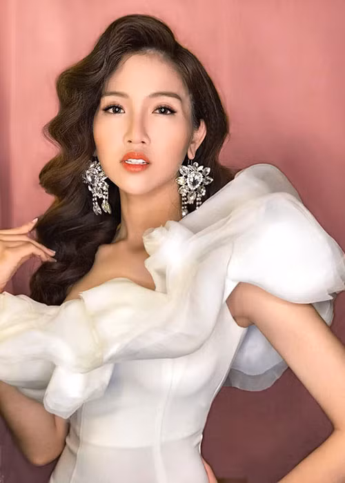 Nhật Hà chỉ có 2 tháng chuẩn bị cho cuộc thi. Nhiều người nghi ngờ liệu trong 2 tháng, cô gái này có kịp hoàn thiện bản thân để trở thành một chiến binh mạnh trên đấu trường nhan sắc quốc tế hay không. Và không làm fan thất vọng, Nhật Hà đang có phong độ khá tốt tại cuộc thi.