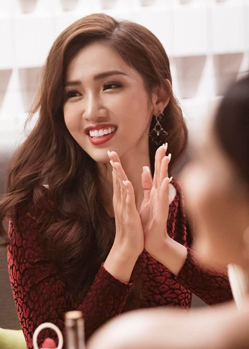 Khi được phỏng vấn tại cuộc thi, người kế nhiệm Hương Giang Idol nói tiếng Anh khá lưu loát. Màn thể hiện này không chỉ giúp Nhật Hà gây ấn tượng với ban tổ chức mà còn xóa tan hoài nghi của cư dân mạng về khả năng ngoại ngữ.