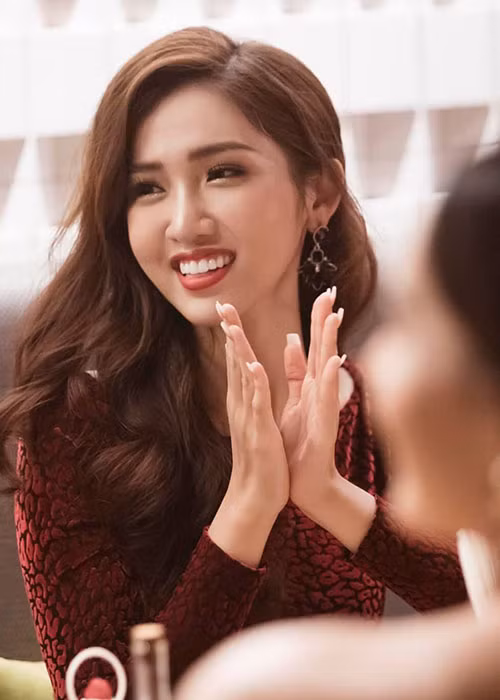 Khi được phỏng vấn tại cuộc thi, người kế nhiệm Hương Giang Idol nói tiếng Anh khá lưu loát. Màn thể hiện này không chỉ giúp Nhật Hà gây ấn tượng với ban tổ chức mà còn xóa tan hoài nghi của cư dân mạng về khả năng ngoại ngữ.