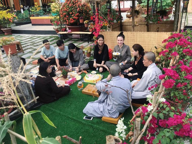 Không chỉ tham gia các khóa tu tập, Angela Phương Trinh còn dành thời gian cùng bạn bè thu âm một bài đọc dành cho các phật tử trên nền nhạc Phật. Cô công bố bản thu âm này vào đầu tháng 3.