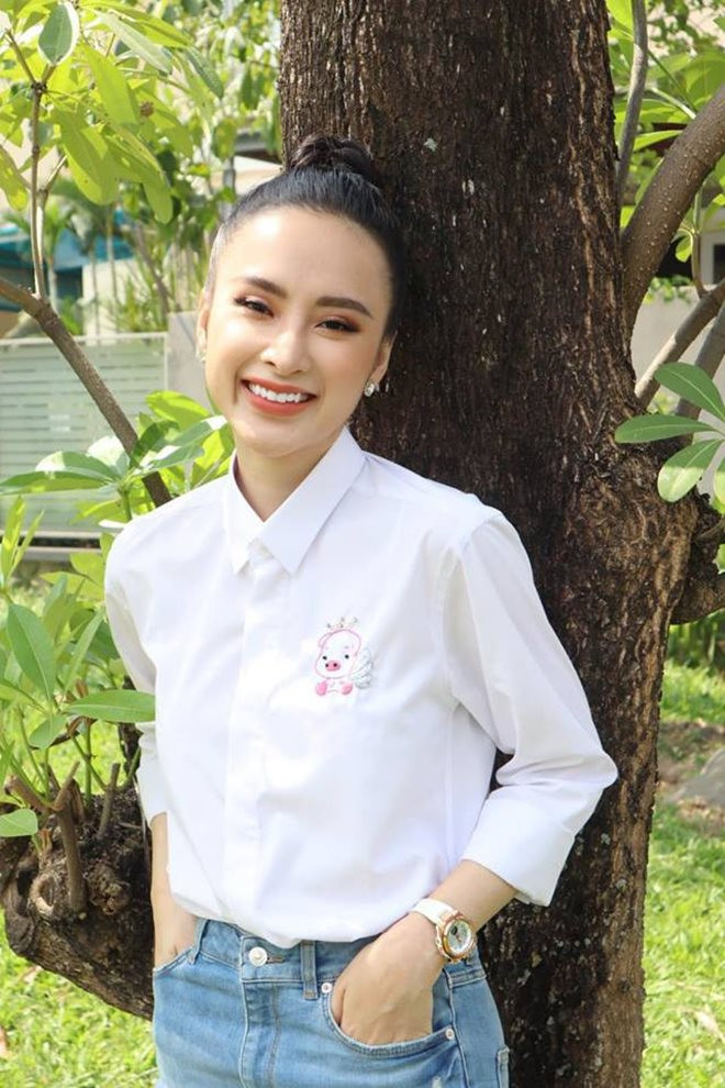 Khoảng một năm nay, hình ảnh Angela Phương Trinh gắn với những bộ trang phục kín đáo.