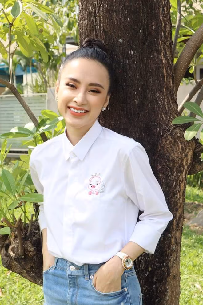 Khoảng một năm nay, hình ảnh Angela Phương Trinh gắn với những bộ trang phục kín đáo.