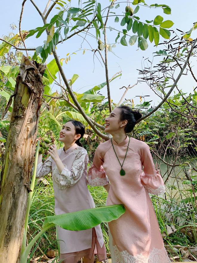 Dịp Tết Nguyên đán 2019, Angela khiến nhiều người thích thú khi khoe ảnh về quê ăn Tết với trang phục áo dài cách tân duyên dáng.