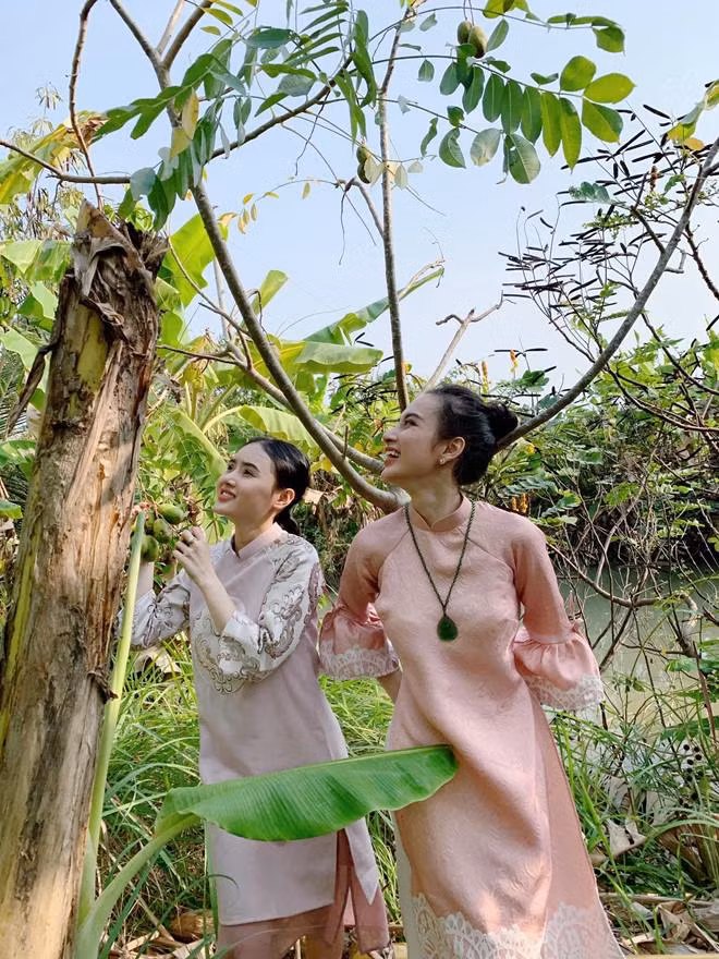 Dịp Tết Nguyên đán 2019, Angela khiến nhiều người thích thú khi khoe ảnh về quê ăn Tết với trang phục áo dài cách tân duyên dáng.