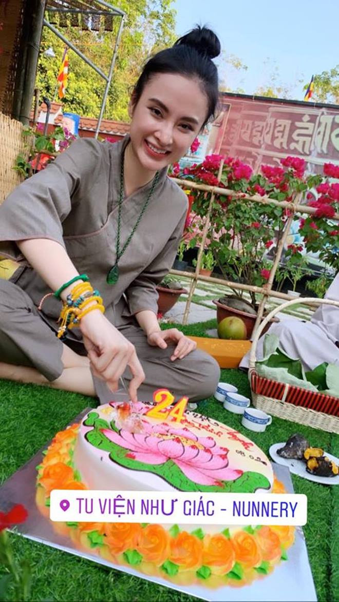 Nụ cười rạng rỡ của Angela Phương Trinh trong một buổi hoạt động ngoài trời tại tu viện Như Giác cho thấy nữ diễn viên 9X có một cuộc sống thoải mái, dễ chịu, nói không với ồn ào thị phi.