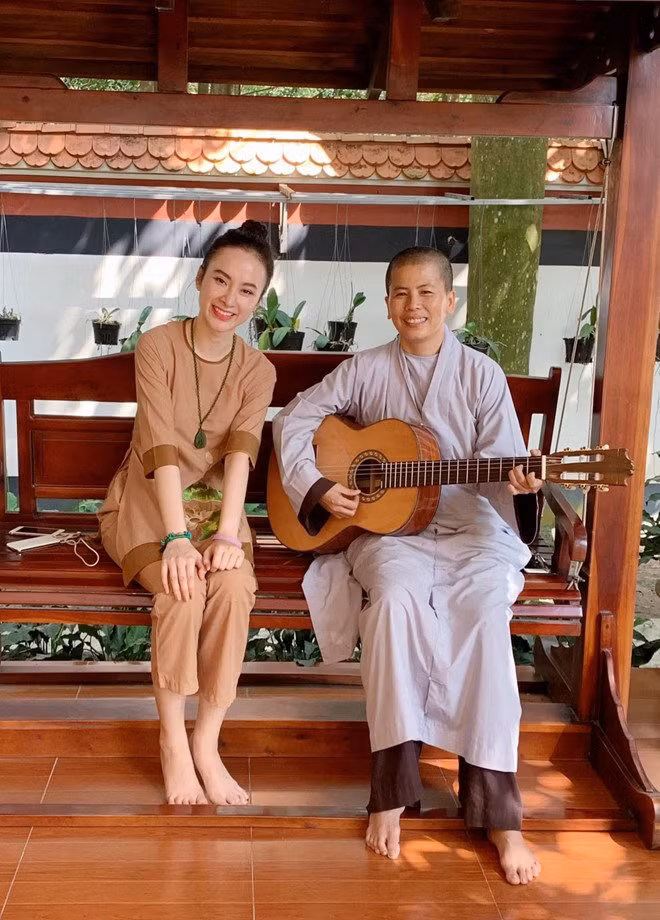 "Cuộc sống của Trinh hiện tại rất bình dị, không sôi nổi như trước nhưng lại quý giá hơn thật nhiều, mang theo cái hương vị tình người, gắn kết, sự sâu lắng nơi con tim với bao điều tốt đẹp luôn hiện hữu phía trước", Angela Phương Trinh chia sẻ.