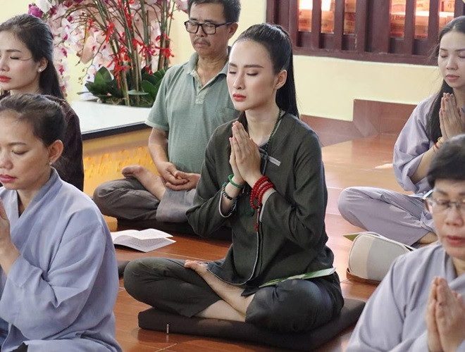 Tuy nhiên, từ cuối năm 2018 tới nay, Angela Phương Trinh ít xuất hiện hơn tại các sự kiện của làng giải trí. Cô cũng không tham gia dự án điện ảnh hay ra mắt sản phẩm nghệ thuật nào. Trên trang cá nhân, cô chỉ đăng tải hình ảnh đi chùa, tụng kinh, ăn chay trường, sống giản dị.