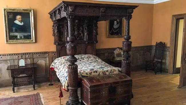 Một chiếc giường. Nhà văn nổi tiếng William Shakespeare đã để lại cho người vợ của mình duy nhất “một chiếc giường tốt nhất” sau khi qua đời. Chiếc giường này được đồn thổi là minh chứng cho các vụ ngoại tình của nhà văn nổi tiếng này. Tuy nhiên, tin đồn này đã được Lena Cowen, tác giả câu chuyện Đám cưới của Shakespeare, xóa tan.