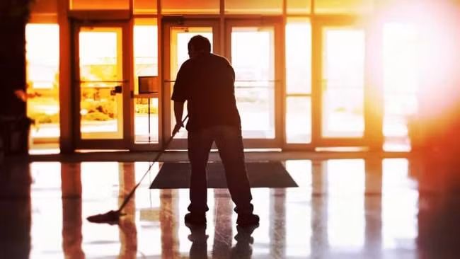 Di chúc triệu đô của người nghèo nhất thị trấn. Người gác cổng Vermont Ronald Reed được cho là người nghèo nhất thị trấn Brattleboro. Công việc hàng ngày của ông là đi khắp thị trấn trong chiếc Toyota cũ của mình và chặt gỗ để làm đồ trang trí. Ông đã gây chấn động thị trấn khi để lại di chúc 4,8 triệu USD (111 tỷ) cho bệnh viện địa phương và 1,2 triệu USD (27 tỷ) cho thư viện của thị trấn.