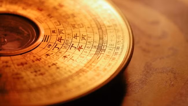 Bản di chúc “Phong thủy”. Nina Wang là người phụ nữ giàu nhất châu Á vào năm 2007. Theo nguyện vọng ban đầu của bà, toàn bộ gia tài trị giá hàng tỷ USD đều được mang đi từ thiện. Tuy nhiên, cố vấn phong thủy của bà, Tony Chan, đã lập bản di chúc giả cho rằng tài sản này bị quỷ ám và giành trọn tài sản để “phong ấn”.