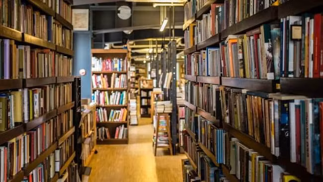 “Di chúc không dành cho phụ nữ.” T.M. Zink là một người vô cùng căm ghét phụ nữ. Vì vậy khi ông qua đời, thay vì truyền lại tài sản cho con cái, ông đã để lại toàn bộ 50.000 USD (hơn 1 tỷ VND) của mình để xây dựng một thư viện “Không bao giờ chấp nhận phụ nữ”. Tuy nhiên, gia đình ông vẫn chấp nhận tất cả mọi người đến với thư viện.