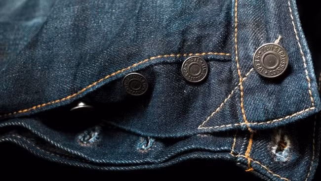 Chiếc quần Jeans. Khi Solomon Warner qua đời vào năm 1899, ông đã để lại di chúc là một chiếc hộp bằng gỗ và bên trong chỉ có một thứ duy nhất: Một chiếc quần jeans 44-37 hiệu Levi được sản xuất vào năm 1893. Hiện chiếc quần được đấu giá 100.000USD (2,3 tỷ VND).