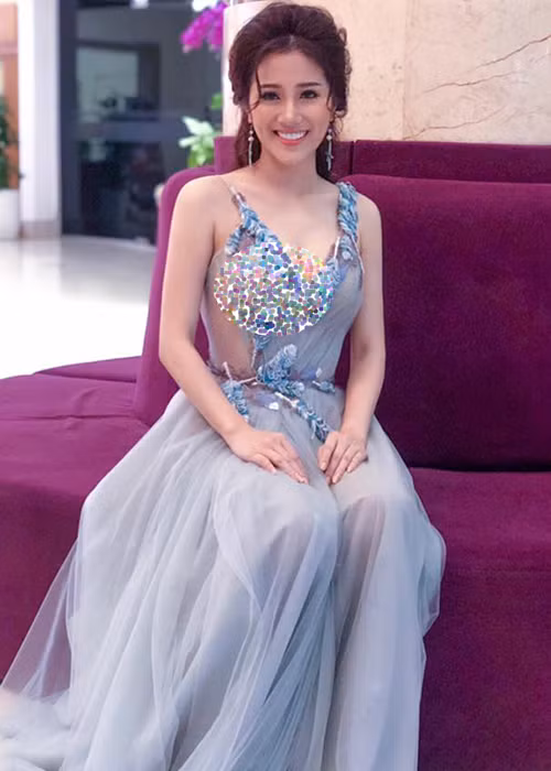 Hình ảnh Tố My diện váy xuyên thấu tại một sự kiện khiến người đối diện khó rời mắt.