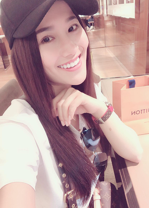 Ngoài đời, Tố My có phong cách thời trang trẻ trung.