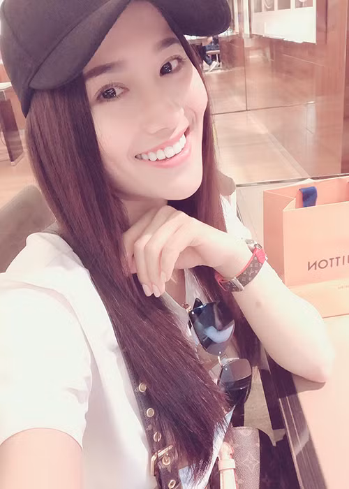 Ngoài đời, Tố My có phong cách thời trang trẻ trung.