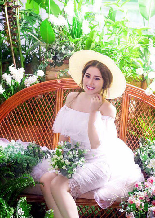 Nữ ca sĩ sinh năm 1991 hiếm khi mặc gợi cảm.