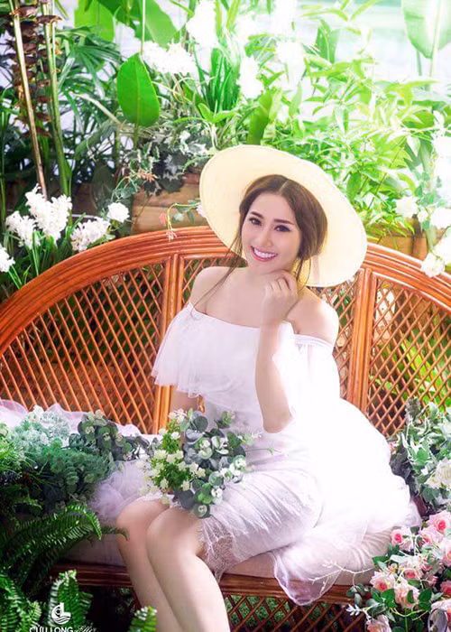 Nữ ca sĩ sinh năm 1991 hiếm khi mặc gợi cảm.