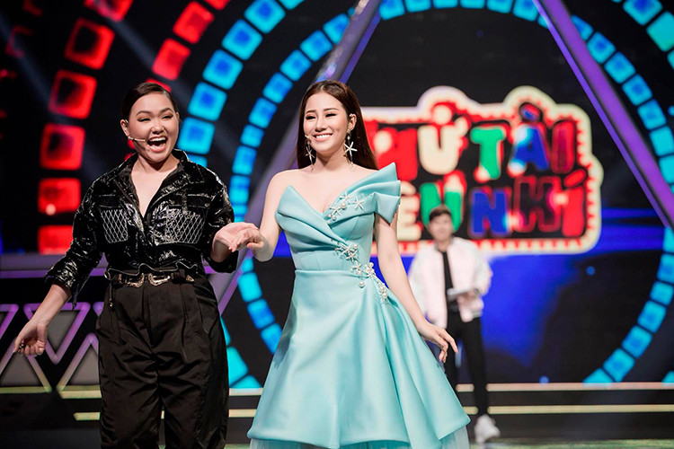 Thỉnh thoảng, nữ giám khảo của Thần tượng Bolero 2019 chọn phong cách gợi cảm khi xuất hiện trước công chúng.