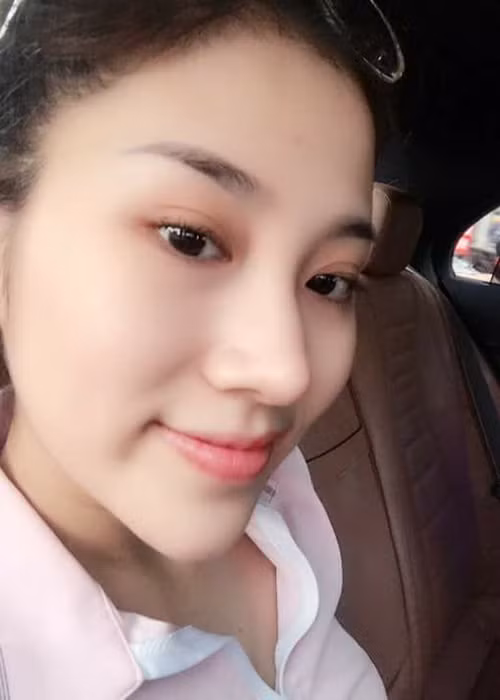 Fan khen ngợi khi Tố My rũ bỏ son phấn, cô vẫn tươi tắn, rạng ngời.