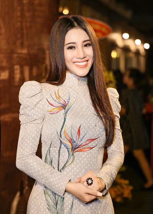 Khi đi hát hay dự sự kiện, ngọc nữ Bolero Tố My thường mặc áo dài, khoe nét dịu dàng, đằm thắm.