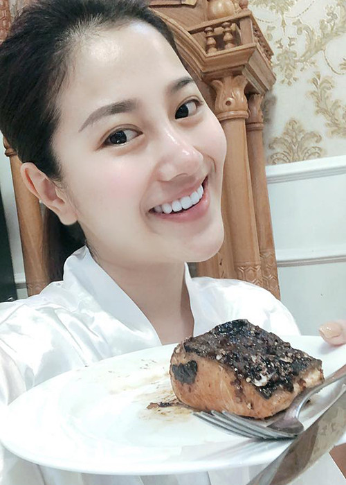 Tố My là một trong số những mỹ nhân Việt không ngại khoe gương mặt mộc ngoài đời.