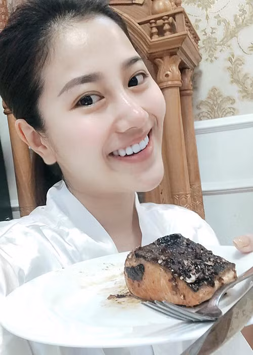 Tố My là một trong số những mỹ nhân Việt không ngại khoe gương mặt mộc ngoài đời.