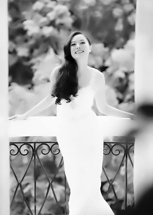 Hình ảnh Ngọc Crystal Eyes khoe vóc dáng quyến rũ trong chiếc váy cưới trắng.
