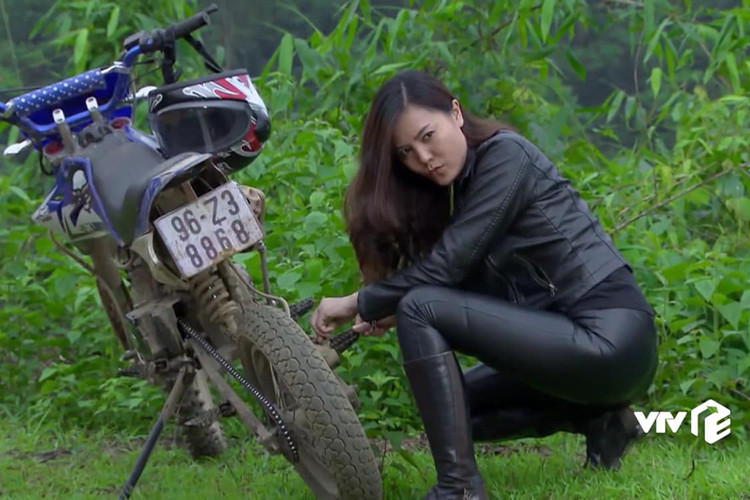 Hình ảnh nữ diễn viên với tạo hình nữ lâm tặc trong bộ phim "Khi đàn chim trở về".