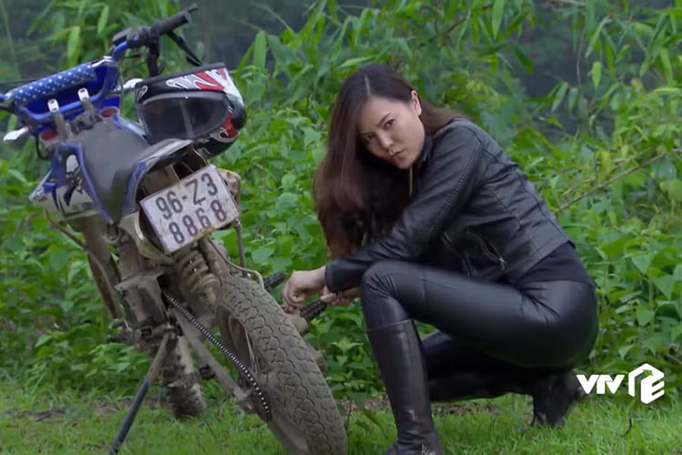 Hình ảnh nữ diễn viên với tạo hình nữ lâm tặc trong bộ phim "Khi đàn chim trở về".