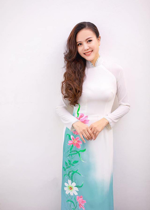 Nụ cười tỏa nắng giúp Ngọc Crystal Eyes chiếm được thiện cảm của người đối diện.