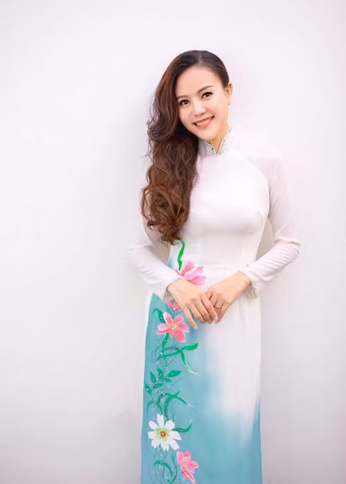 Nụ cười tỏa nắng giúp Ngọc Crystal Eyes chiếm được thiện cảm của người đối diện.