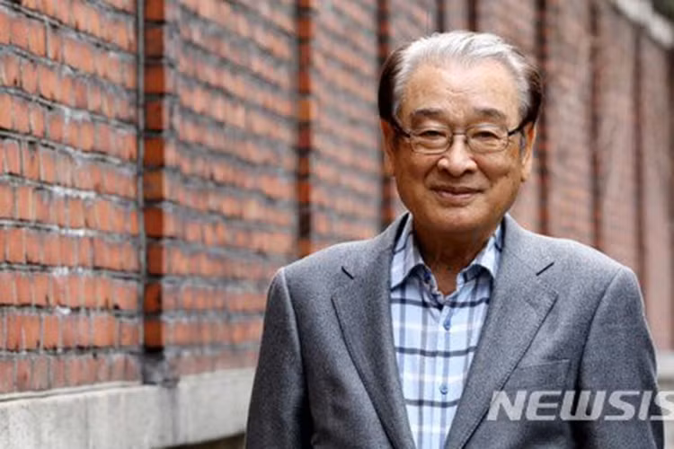 ...Vụ việc của Seungri cho thấy rằng người nổi tiếng cần phải nhận thức được cám dỗ và kiểm soát tốt bản thân. Chuyện không nên xảy ra cũng đã diễn ra rồi. Tôi không hiểu sao Seungri lại hành động như vậy”. Ảnh: Newsis