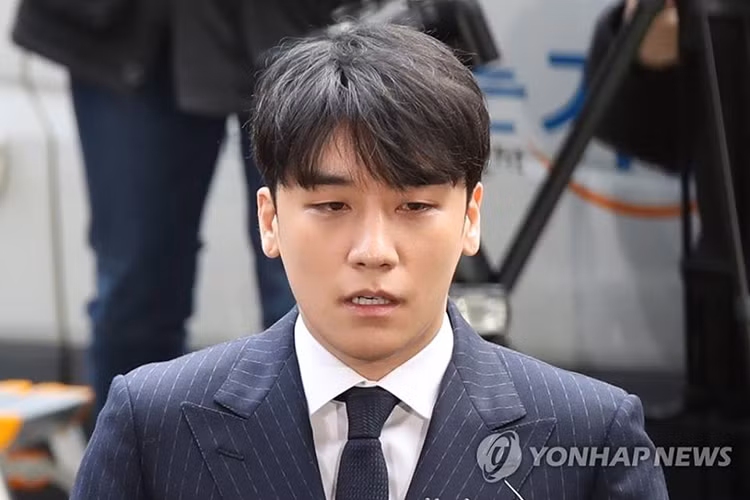 Cựu ca sĩ Seungri đang bị cáo buộc môi giới mại dâm, trốn thuế, lập nhóm chat đồi trụy...Trong cuộc phỏng vấn với tờ Sisa Journal, anh phủ nhận mọi cáo buộc. Tuy nhiên, mới đây, Seungri đã thú nhận một trong những cáo buộc. Ảnh: Yonhap