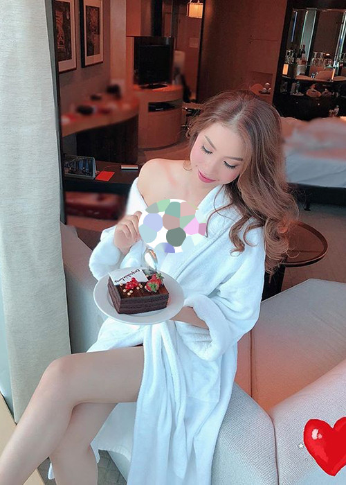 Được bạn trai cầu hôn vào dịp Valentine ở Mỹ, Phạm Hương cũng giấu kín danh tính người bạn trai này. Trước đó, cô chưa từng công khai hẹn hò với bất kì ai.