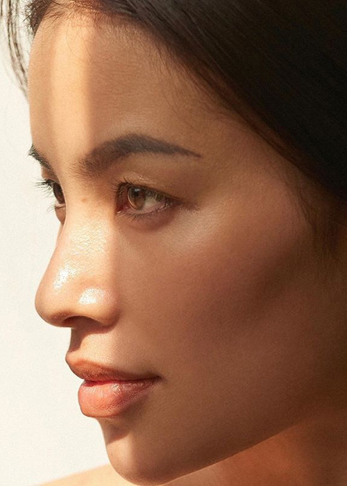 Càng giấu chuyện tình cảm, Phạm Hương lại càng nhận được sự chú ý của dư luận.