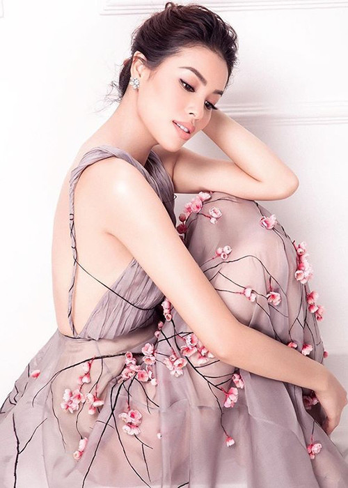 Sau khi trao vương miện Hoa hậu Hoàn vũ Việt Nam cho người kế nhiệm, Phạm Hương không ngại khoe dáng trong các thiết kế xuyên thấu hay kiệm vải.