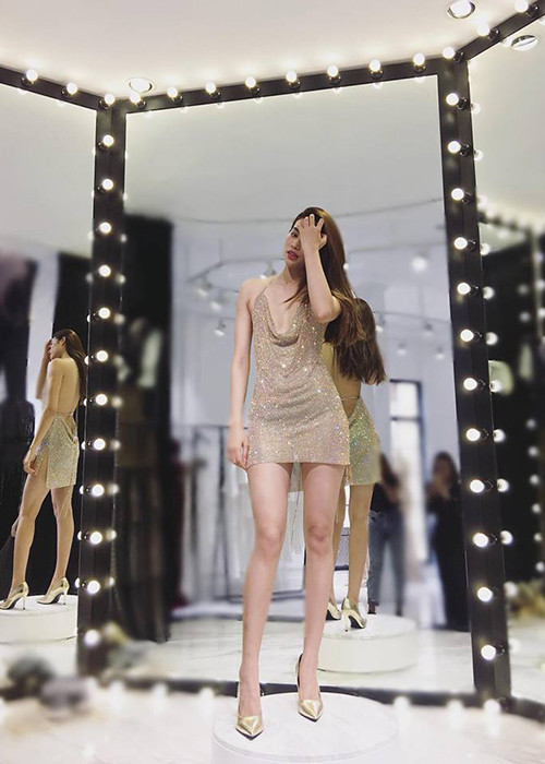 Phạm Hương từng diện váy cổ yếm ngắn, khoe lưng trần nuột nà, đôi chân dài miên man. Ảnh: Vietnamnet