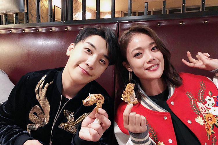 Bị ném đá vì phát ngôn ủng hộ Seungri, nữ ca sĩ nhanh chóng xin lỗi vì không theo dõi tin tức nên không biết sự việc nghiêm trọng tới vậy.