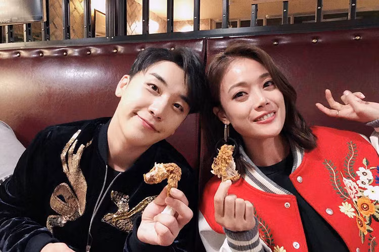 Bị ném đá vì phát ngôn ủng hộ Seungri, nữ ca sĩ nhanh chóng xin lỗi vì không theo dõi tin tức nên không biết sự việc nghiêm trọng tới vậy.