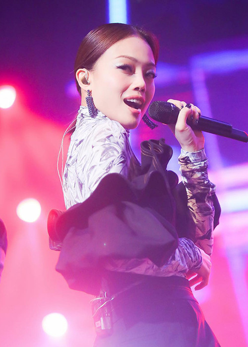 Được hậu thuẫn từ Dương Thụ Thành và sở hữu giọng hát tuyệt vời, Dung Tổ Nhi lên như diều gặp gió.