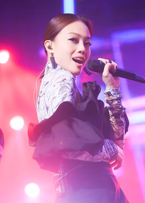 Được hậu thuẫn từ Dương Thụ Thành và sở hữu giọng hát tuyệt vời, Dung Tổ Nhi lên như diều gặp gió.