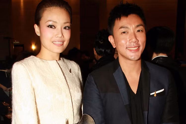 Năm 2012, Dung Tổ Nhi công khai hẹn hò Lưu Hạo Long vào năm 2012. So với Dung Tổ Nhi, Lưu Hạo Long kém nổi tiếng hơn. Ảnh: On