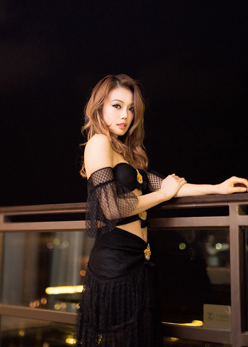 Nữ diva số 1 Hong Kong còn có trong tay nhiều giải thưởng âm nhạc tại quê nhà.