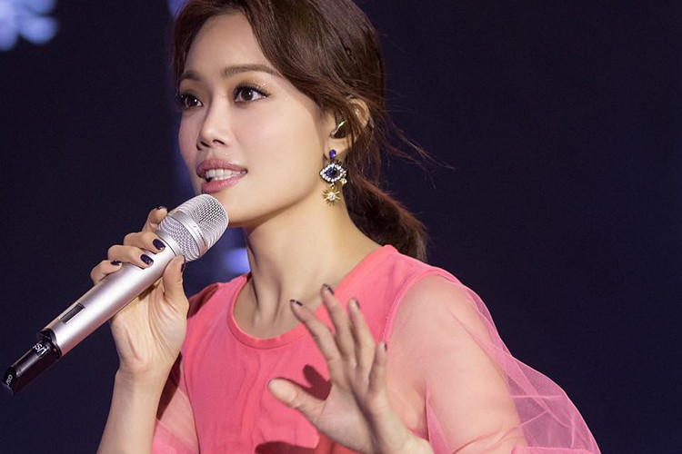 Nữ ca sĩ còn chinh phục được nhiều khán giả khi đều đặn tung sản phẩm âm nhạc.