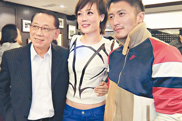 Dương Thụ Thành rất yêu quý Dung Tổ Nhi, thậm chí coi cô như con ruột.