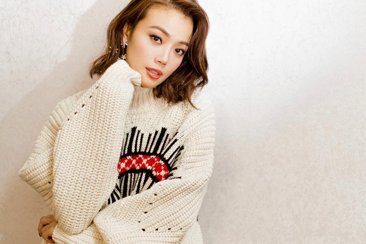 Dung Tổ Nhi sinh năm 1980. Bà ngoại của cô là "chị đại" trong thế giới ngầm Hong Kong.